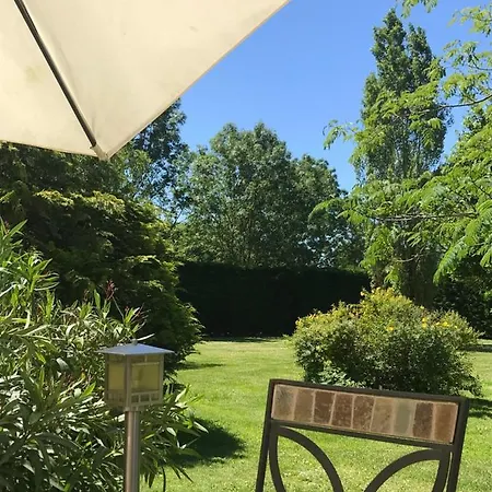 Logis De Pierre Levee Bed & Breakfast 2*